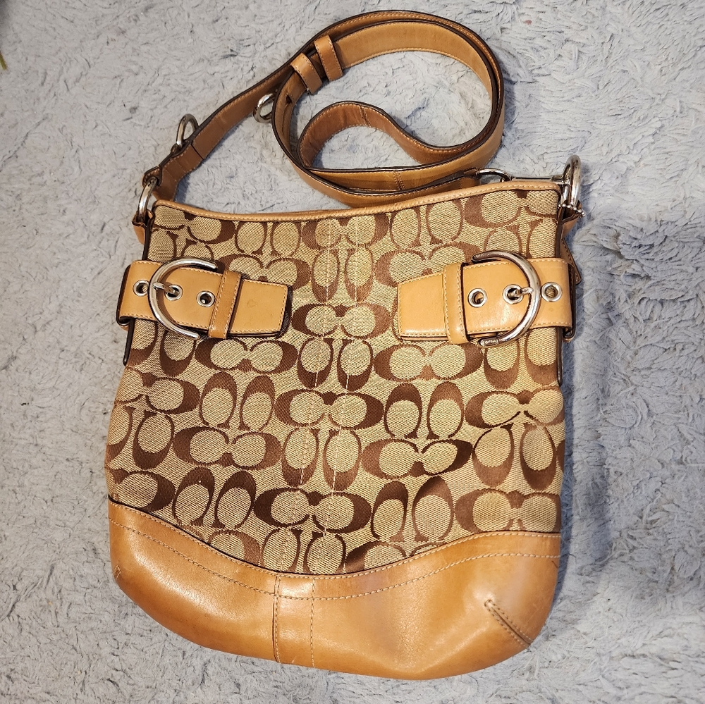 Coach cross body purse. Amazing condition!